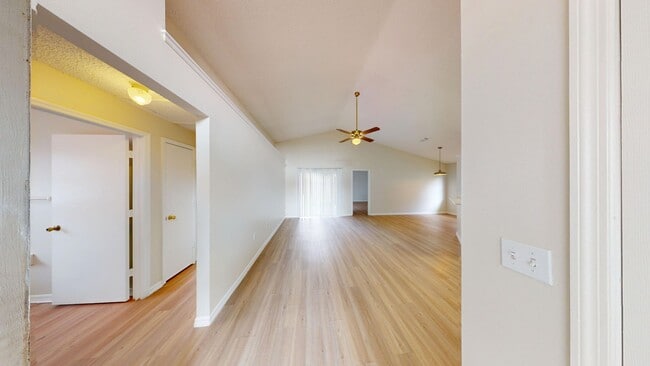 Building Photo - Beautiful 3 Bed/ 2 Bath Home with Two Car ...