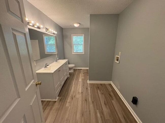 Building Photo - Recently Updated 3 Bedroom 1 Bath Home in ...