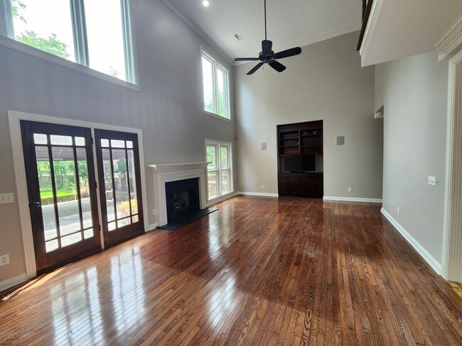 Building Photo - Gorgeous 4/3.5 with amazing back patio!