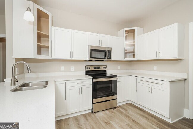 Building Photo - 3073 Essex Dr