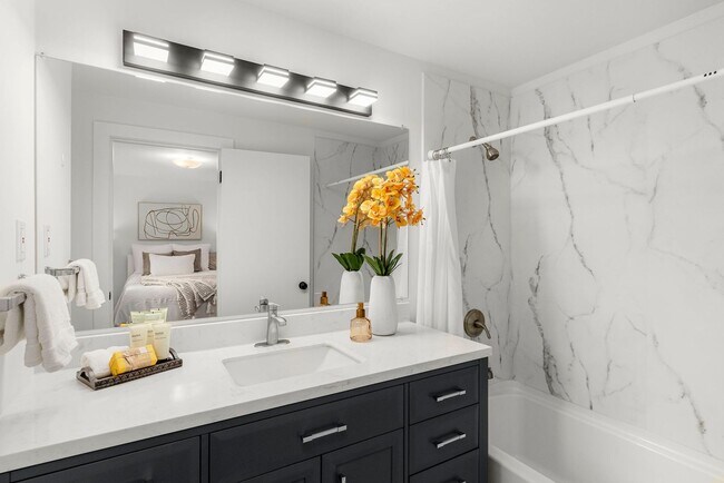 Building Photo - 5bd/3.5ba Bellevue Home