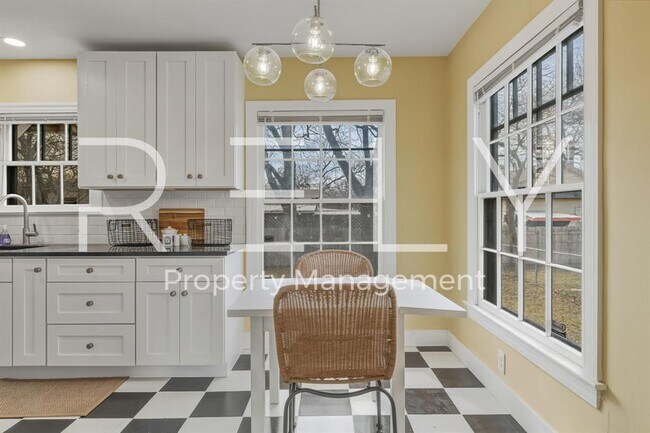 Building Photo - 933 E 56th St