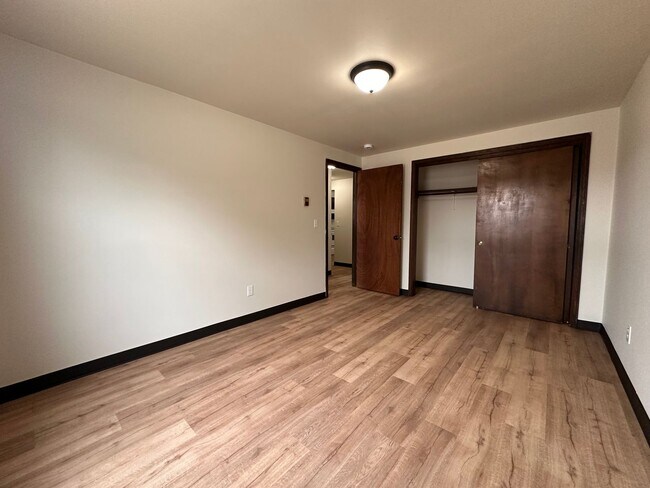 Building Photo - Noble Estates ||