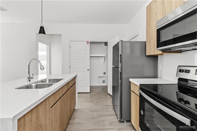 Building Photo - 1300 W Platinum Dr