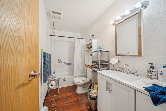 Building Photo - 424 E Dogwood Ave