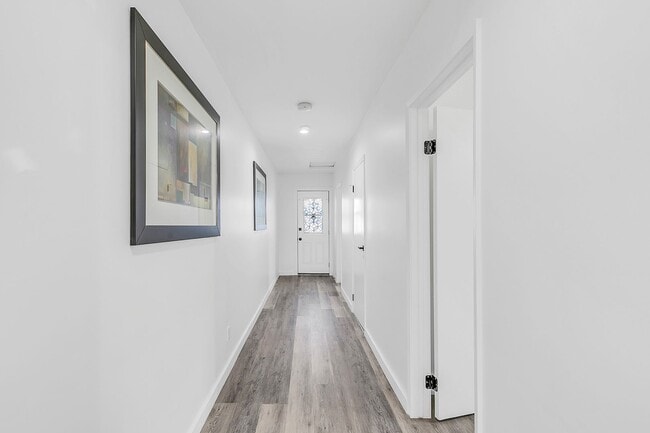 Building Photo - Beautiful newly remodeled modern 2 Bed + 2...