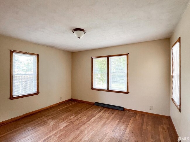 Building Photo - 4336 E 10th St