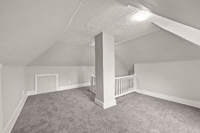 Building Photo - 84 N Oakley Ave