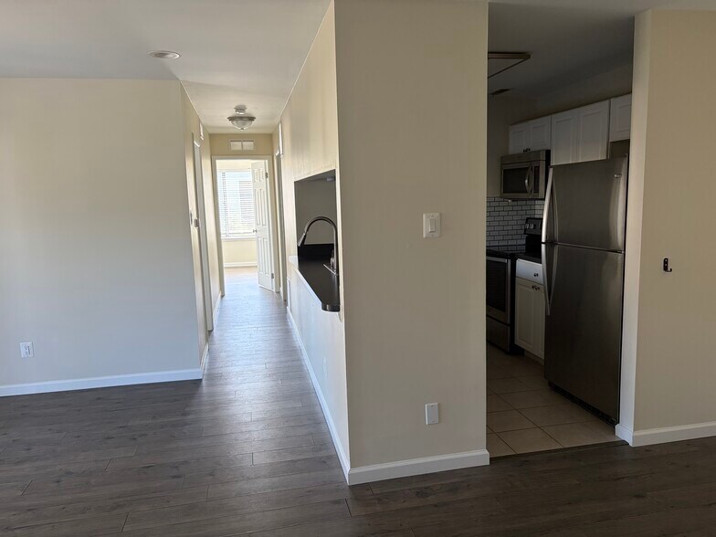 Building Photo - 706 The Woods