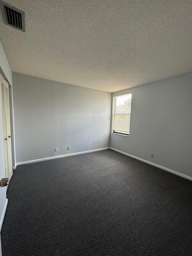 Building Photo - 80 Tara Lakes Dr W