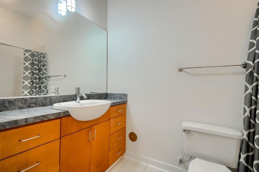 Building Photo - 525 E 6th St