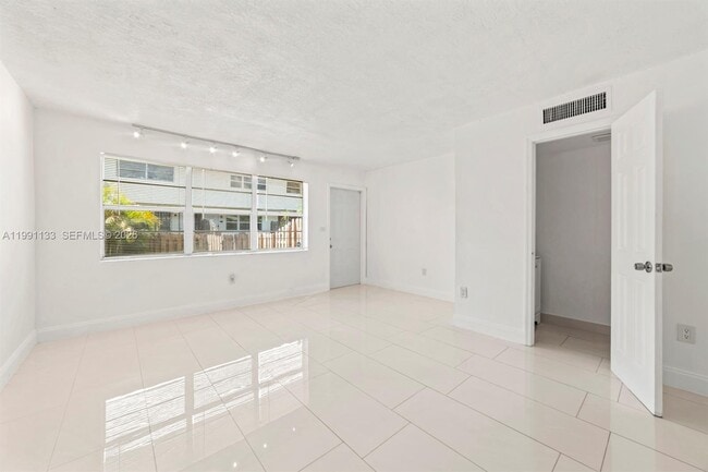 Building Photo - 1560 NE 151st St