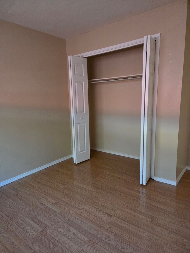 Building Photo - Very nice duplex 2 bedroom 1 bathroom