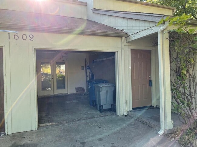 Building Photo - 1602 Southgate Cir