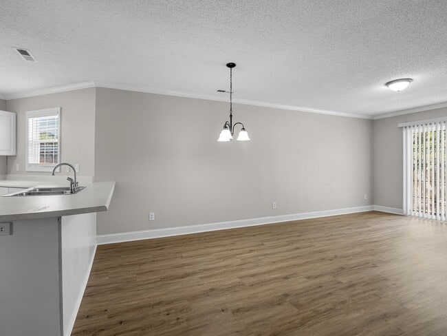 Building Photo - Freshly Renovated 2 BR, 2 BA Townhome, Loc...