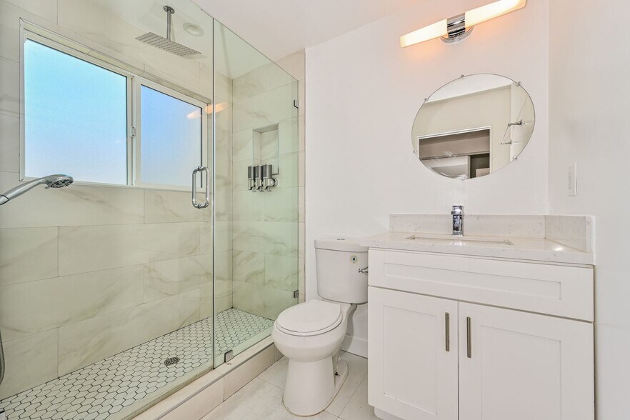 Building Photo - 872-878 Serrano Place