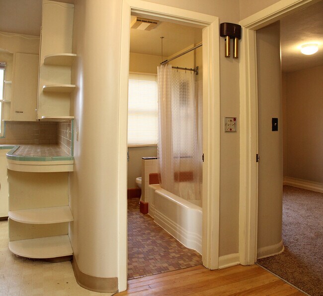 Building Photo - 5112-5116 NE 32nd Ave