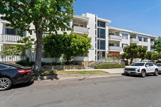 Building Photo - Light-Filled Top Floor Retreat in the Heart of Franklin Village