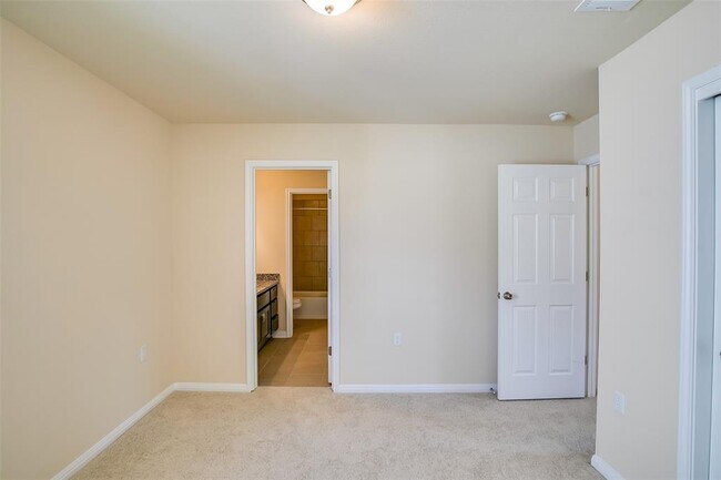 Building Photo - 905 Falkland Trace