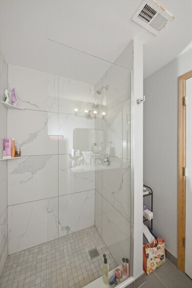 Building Photo - 2035 W Huron St