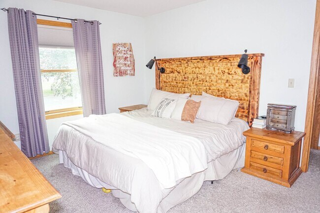 Building Photo - 3-Bedroom, 2-bath House With Fenced-in Yar...