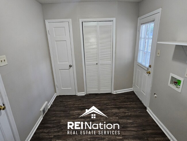 Building Photo - Grand 5BR/3BA East Memphis Estate | 2,603 Sq Ft, Hardwood Floors, Fireplace & Large Yard