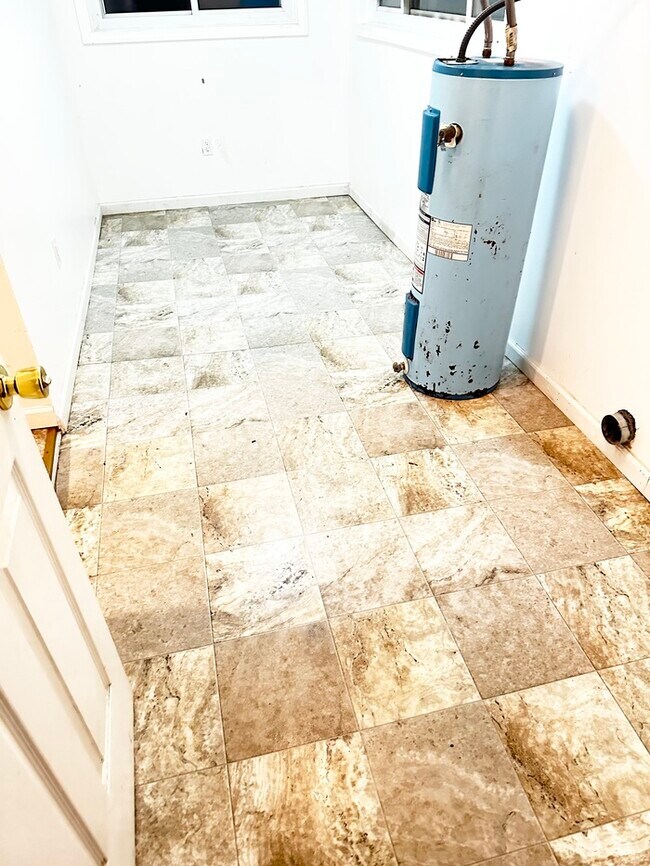 Building Photo - 118 Ripshin Rd