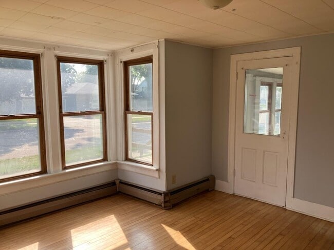 Building Photo - 143 S Mill St