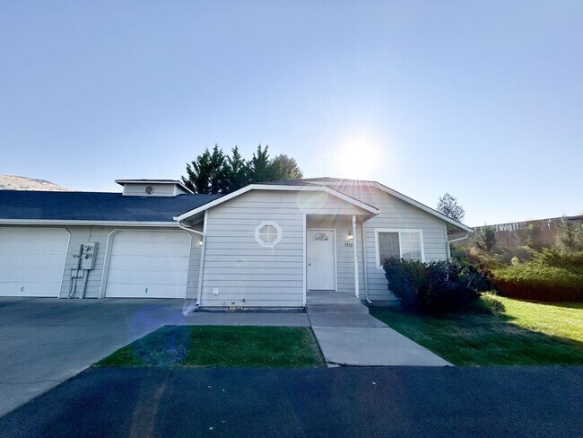 Building Photo - 5548 - 5550
