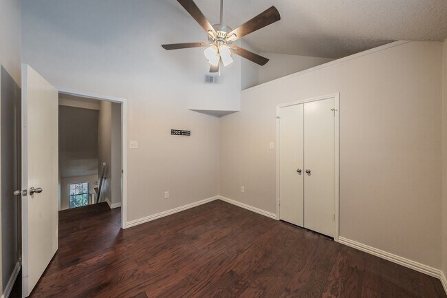 Building Photo - 6402 Valleybrooke Ct
