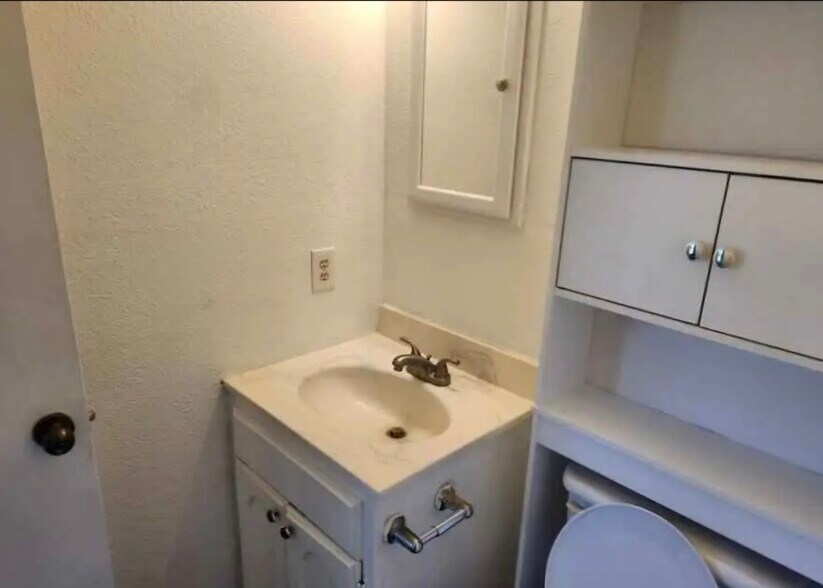 Building Photo - 906 W Lucas St