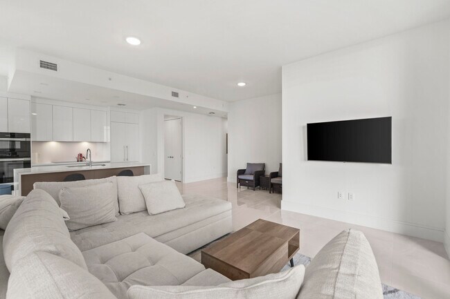 Building Photo - 220 Lake Shore Dr