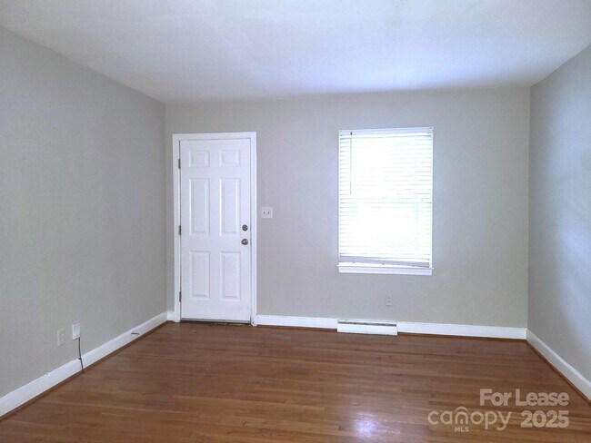 Building Photo - 2420 Shamrock Dr