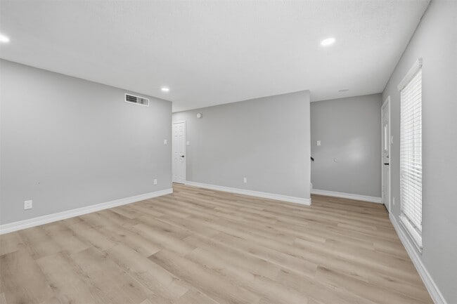 Building Photo - 9261 Westwood Village Dr