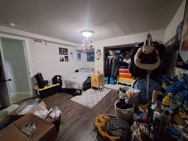Building Photo - Large 3 Bedroom Open August