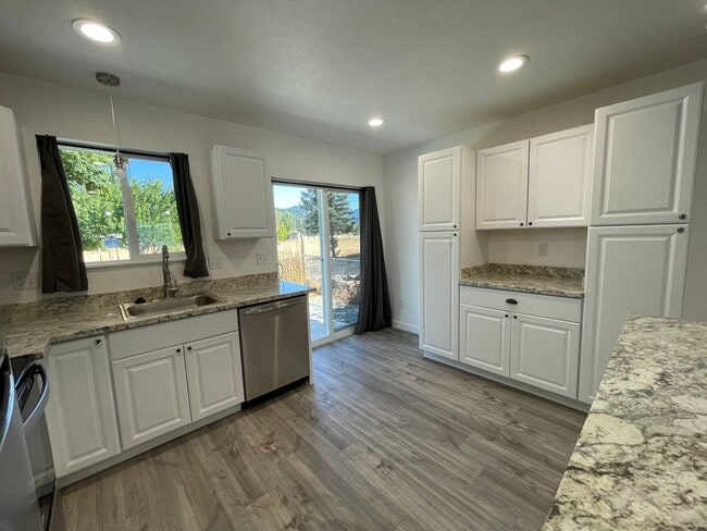 Building Photo - Brand new Apartment in Riddle