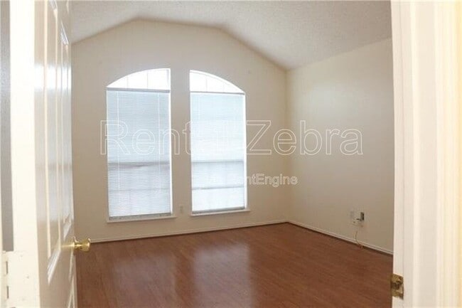 Building Photo - 830 Orian Dr