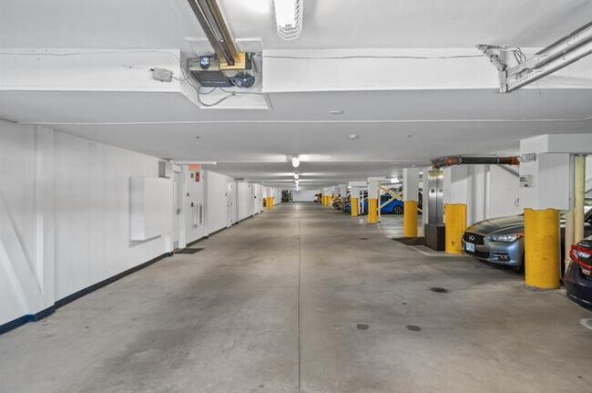 Building Photo - Peninsula