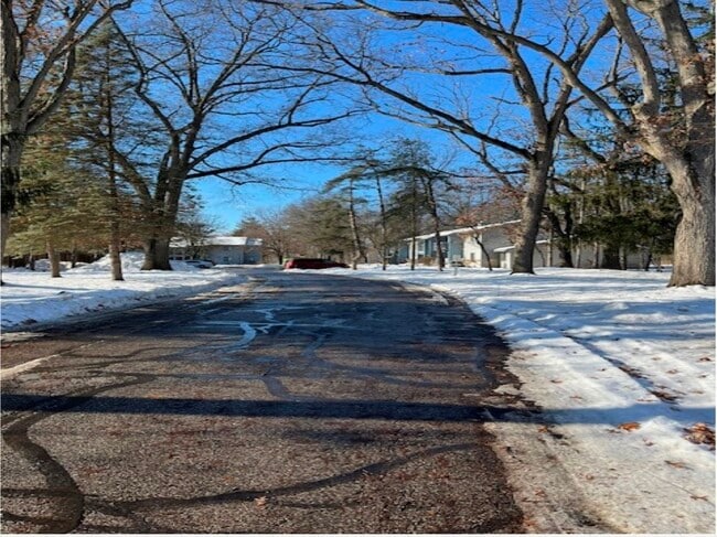 Building Photo - 305 S Walnut St