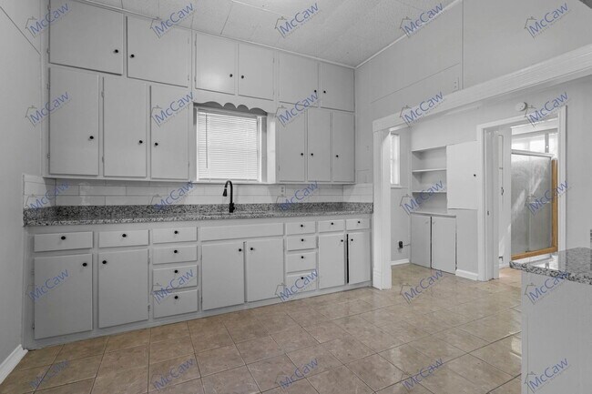 Building Photo - 419 N Grand Ave