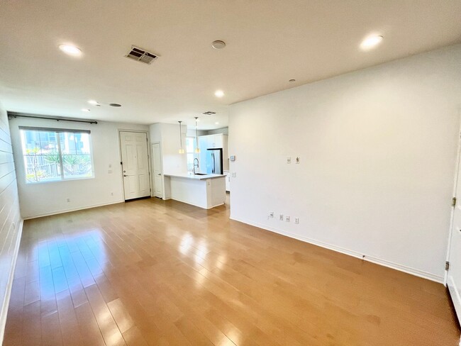 Building Photo - Updated 3BD 2.5BA Townhouse in Imperial Be...