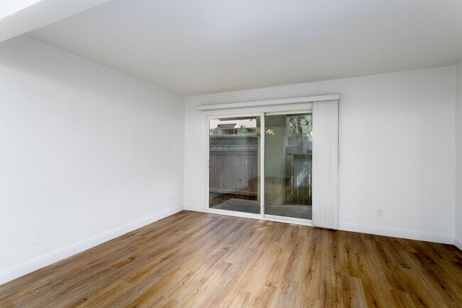 Building Photo - Villa Borgata Condo with Newer Flooring, P...