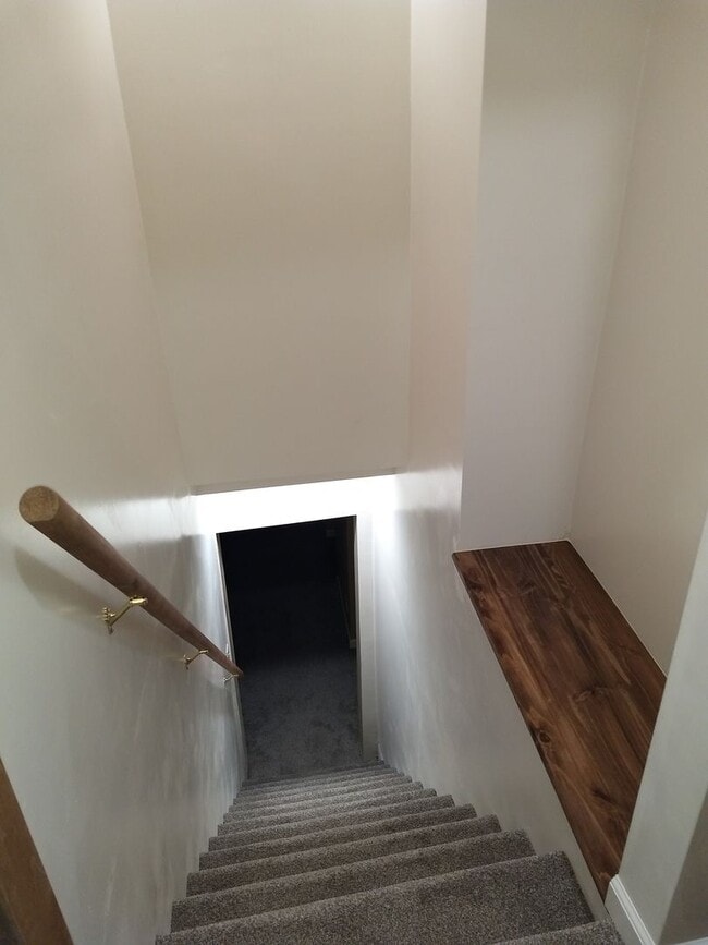 Building Photo - Pet Negotiable Four Bedroom Home