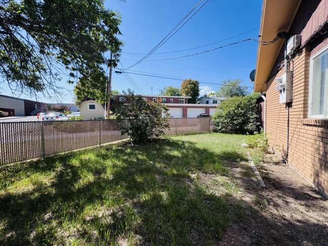 Building Photo - 1095 Helena Ave