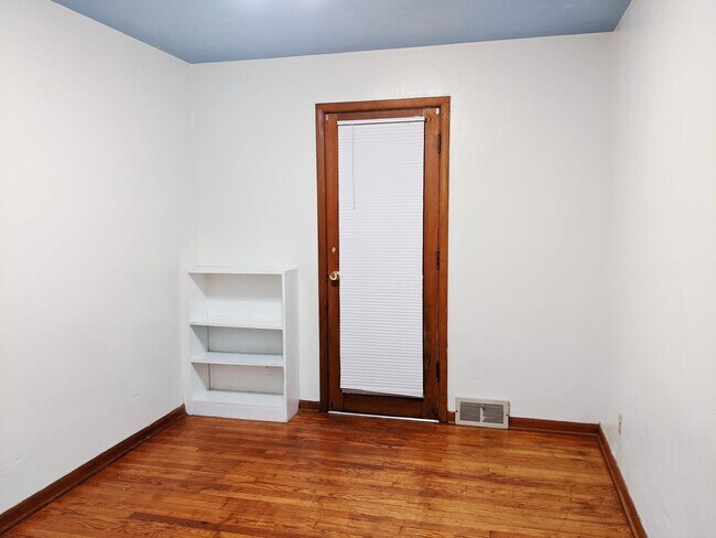 Building Photo - 214 S Hillsdale Ct
