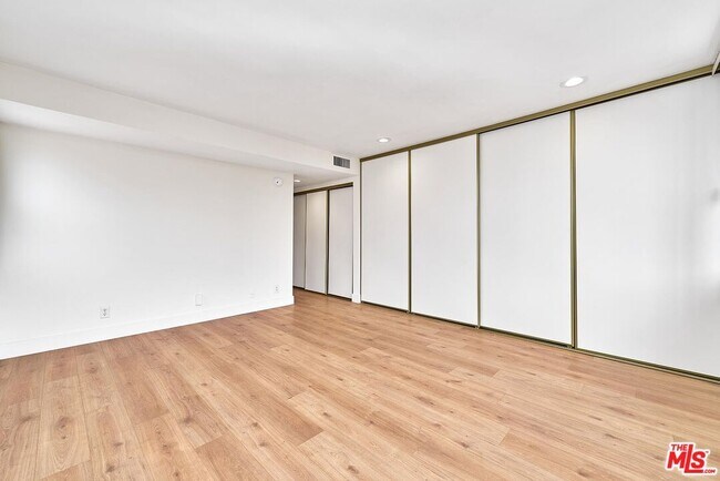 Building Photo - 9221 Charleville Blvd