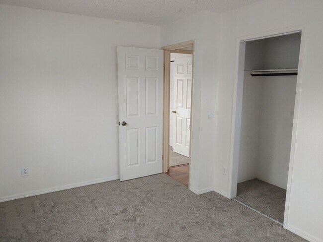 Building Photo - 4 Bedroom, 2 Bath Home Central Coeur d'Alene