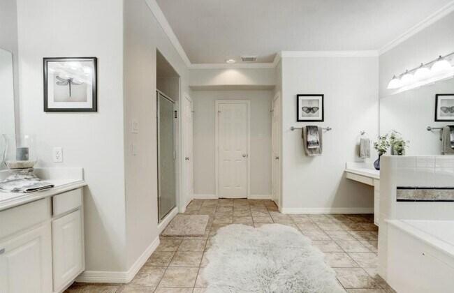 Building Photo - 1506 Shady Villa Fern