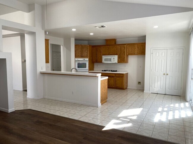 Building Photo - 6 bedroom in Manteca!