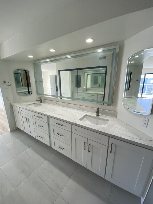 Master bath, LED mirror, 2 sinks, new medicine cabinets…. - 811 Spindrift Dr